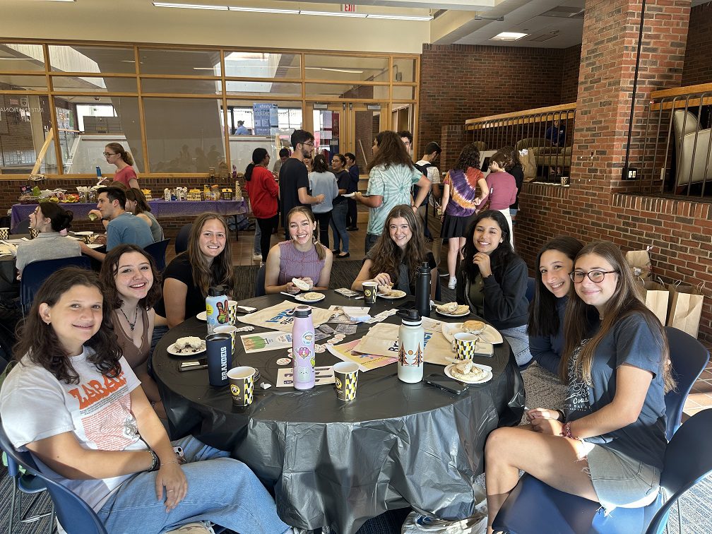 Students take part in a bagel pop-up breakfast hosted by Hillel at Brandeis University on Aug. 31, 2023 (Photo: Gaelen Morse/Brandeis Hillel)